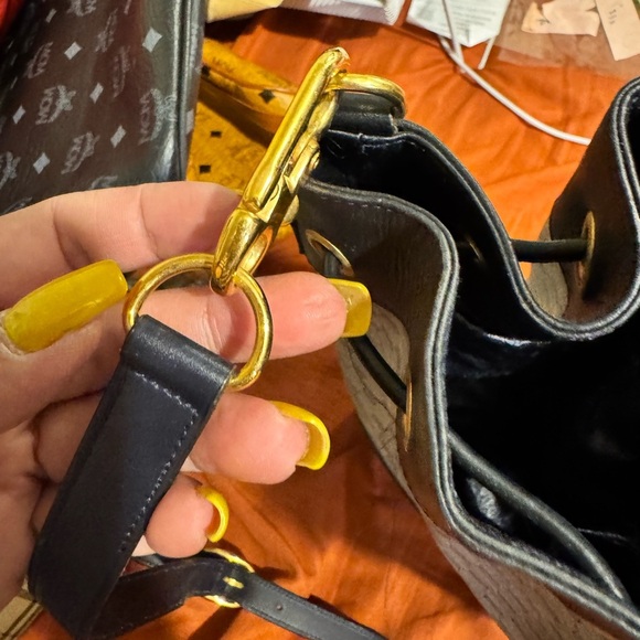 Gucci Stylish Black and Gray Bucket Bag - Picture 11 of 13